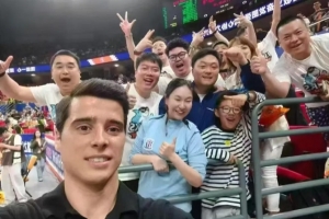 特谢拉现身上海体育馆见证大鲨鱼绝杀广东 申花中场与球迷热情互动