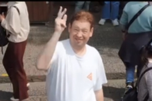 申花主帅斯卢茨基压力山大 俄式吹风机首次现身更衣室引关注