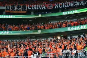 山东泰山1-6惨败北京国安，吴兴涵泽卡红牌影响战术部署