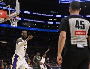 詹姆斯投篮被打手未吹罚与哈达威扣篮无效：详解NBA季后赛争议判罚规则