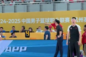 全场高呼：黑哨！广厦老板起哄 看台上篮协副主席徐济成让他冷静