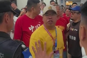 贴脸开大？赛后广厦球迷在客队更衣室门口疯狂输出