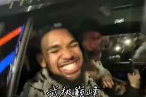 笑嘻了！唐斯坐车离开时被尼克斯球迷围住欢呼