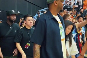 科普，那华裔女生是烤肉姐，很多NBA球星的中方经纪人
