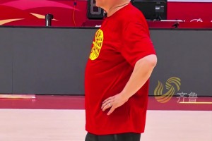 中国女篮赛前训练 获主教练宫鲁鸣允许 张子宇再演扣篮绝技！