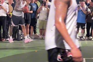 还在抱怨自己天赋不够吗，全球最强单手球员的对决 ...