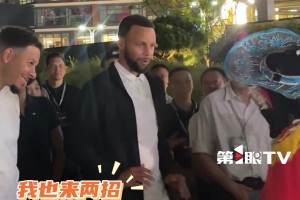 库里在重庆被川剧变脸惊艳 ，和演员过招，连连拍手称赞！